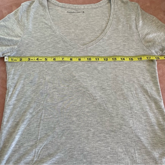 Abercrombie & Fitch Women’s V Neck High Low Loose Fit T Shirt Size M Light Grey - Picture 5 of 6